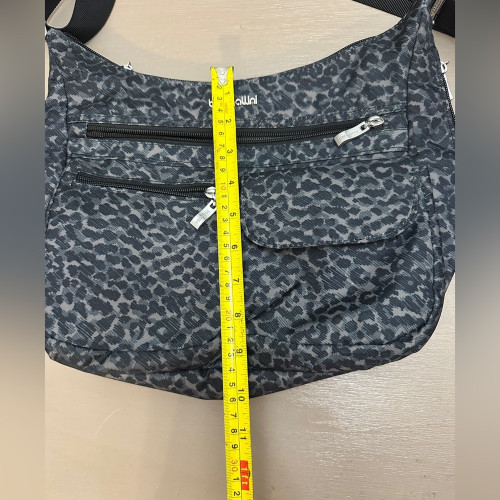 Baggallini Everywhere Bagg Crossbody Bag Grey Cheetah Leopard Print Travel Purse - Picture 4 of 14